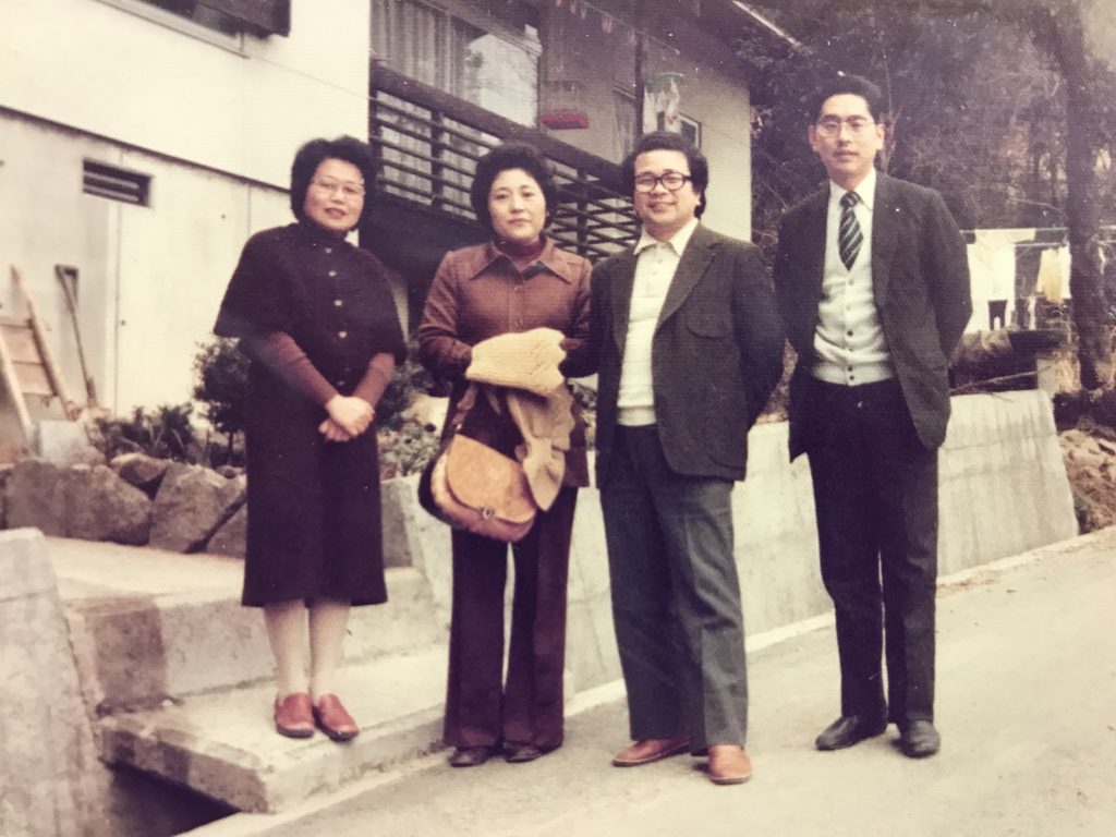 (写真右•健作さん、左隣•蛯江紀雄さん:清鈴園園長、岩国教会員)